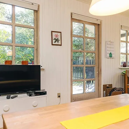 6 Person In Hals-by Traum Hals