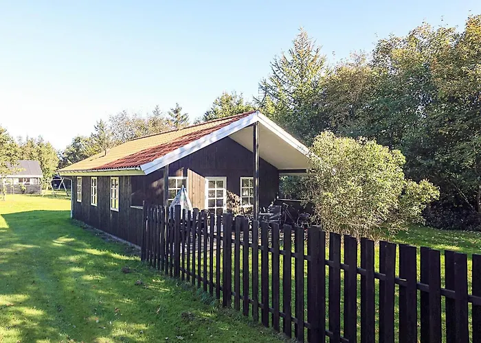 6 Person In Hals-by Traum *