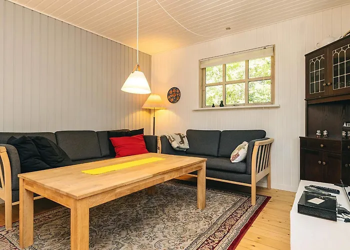 6 Person In Hals-by Traum