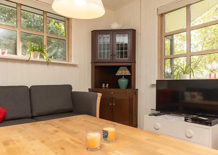 6 Person In Hals-by Traum *